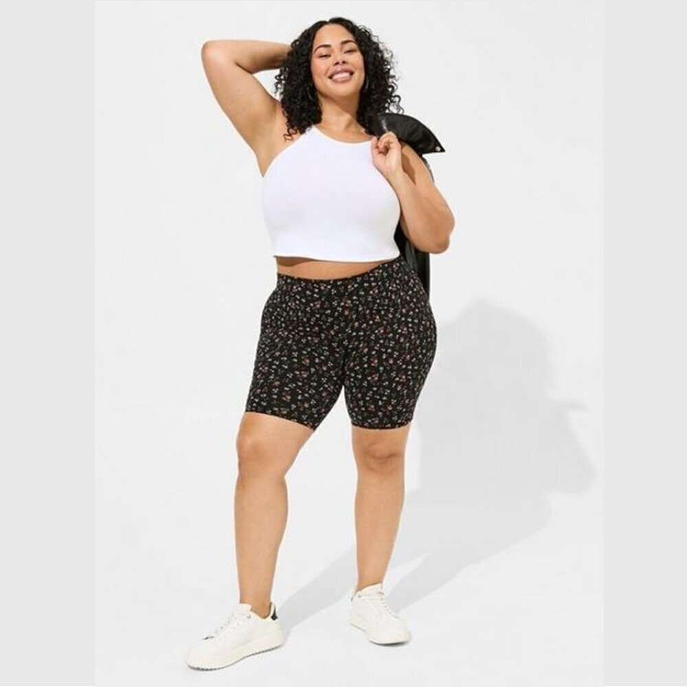 Torrid - 9 Inch Pocket Bike Short in Express Ditsy Floral, Deep Black